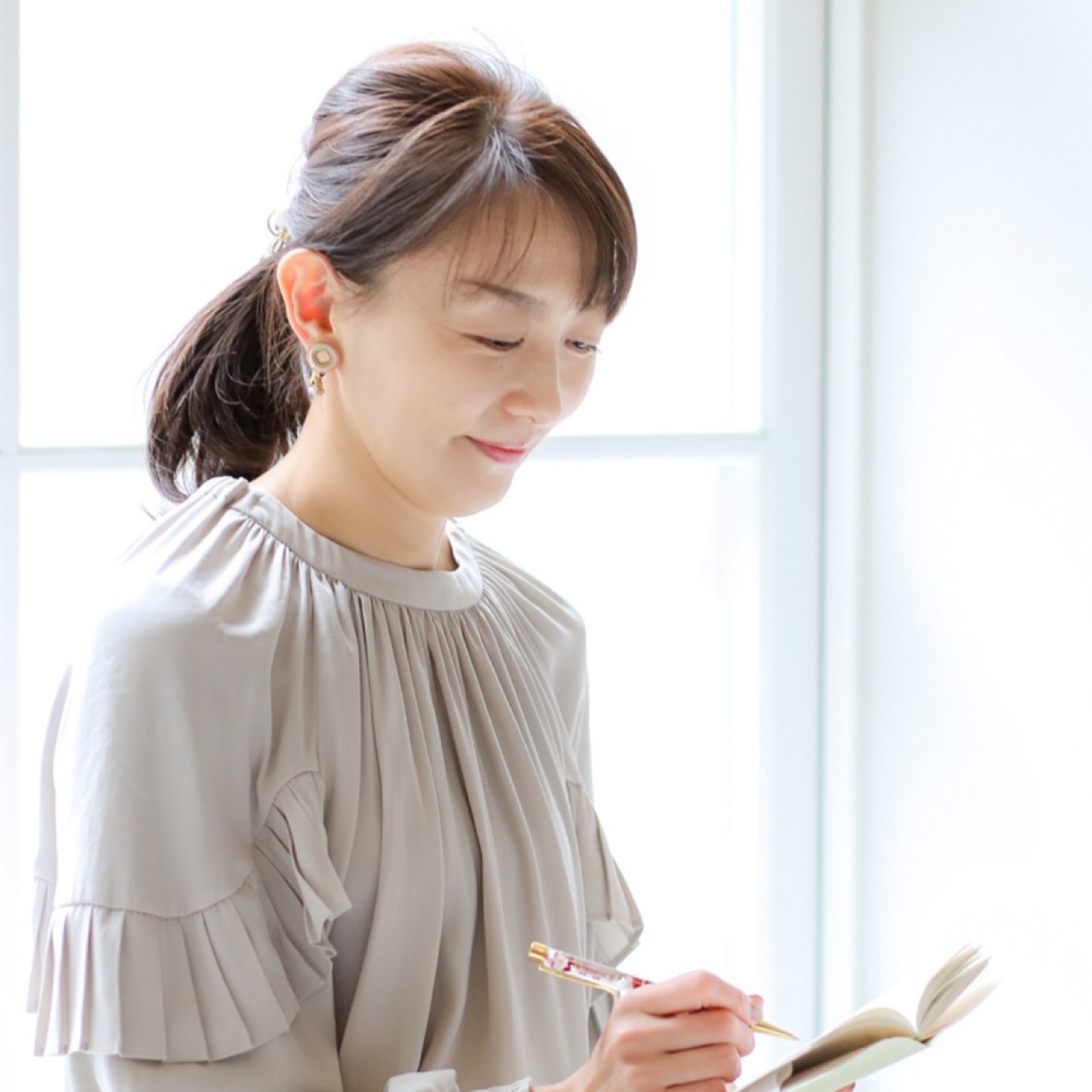 窓辺でノートに言葉を綴るPetite Raraの作り手