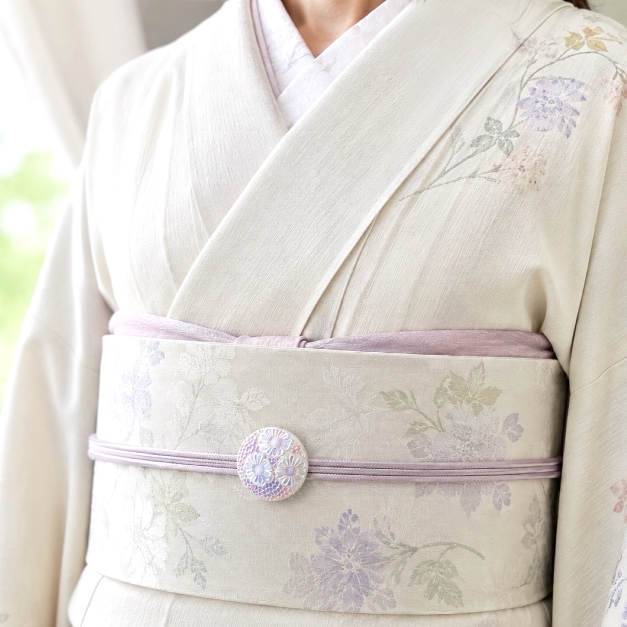淡い着物と帯にオーロラホワイトのチェコガラス帯留めを合わせた装い